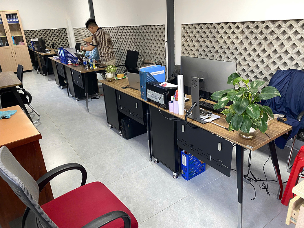 Hình thực tế Bàn BRI120SHLC15 khi set cho khách hàng