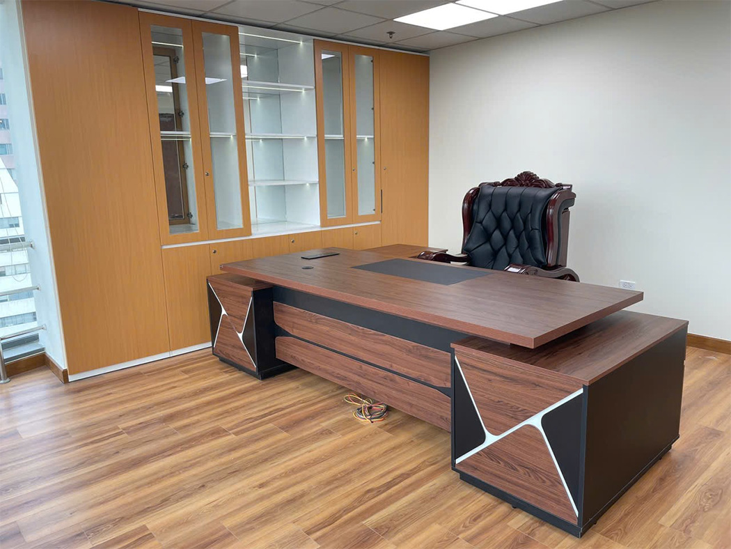 Hình thực tế bàn lãnh đạo BOSS20