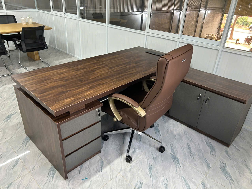 Mặt trong bàn lãnh đạo BOSS21