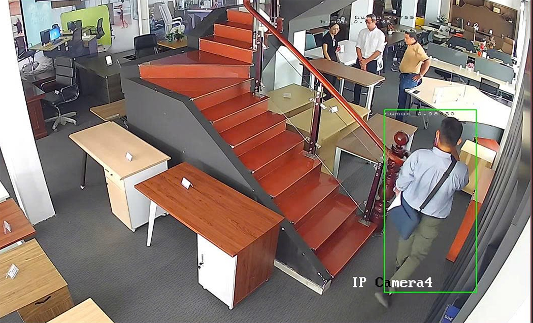 Khách trải nghiệm thực tế bàn nâng hạ điện HA04C