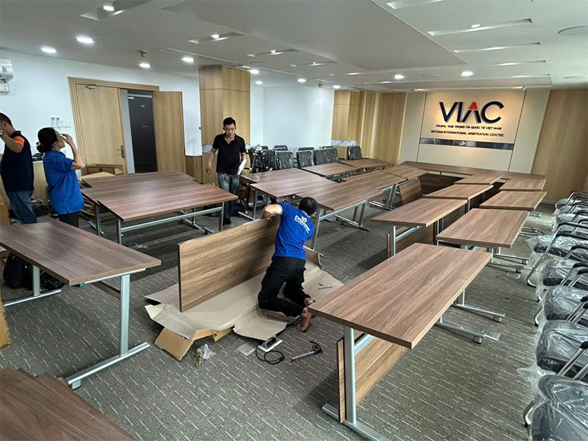 Kỹ thuật đang lắp ráp bàn - VIAC