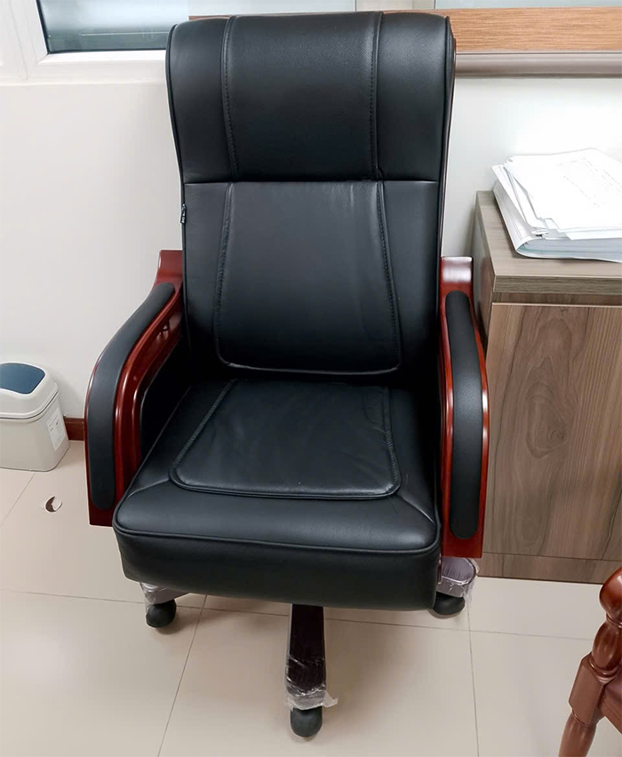 Hình thực tế ghế giám đốc TQ12 da thật màu đen