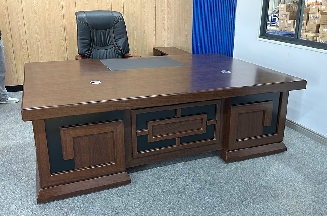 Ghế giám đốc TQ20 da đen kết cùng bàn DE10297