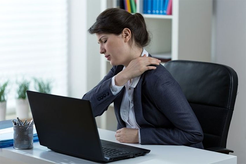 Tác động của ngồi không đúng tư thế đến đau cổ vai gáy ở văn phòng
